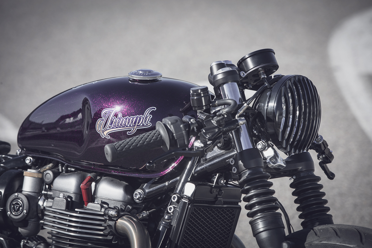 triumph-bobber-hold-on-go-fast-10-of-22