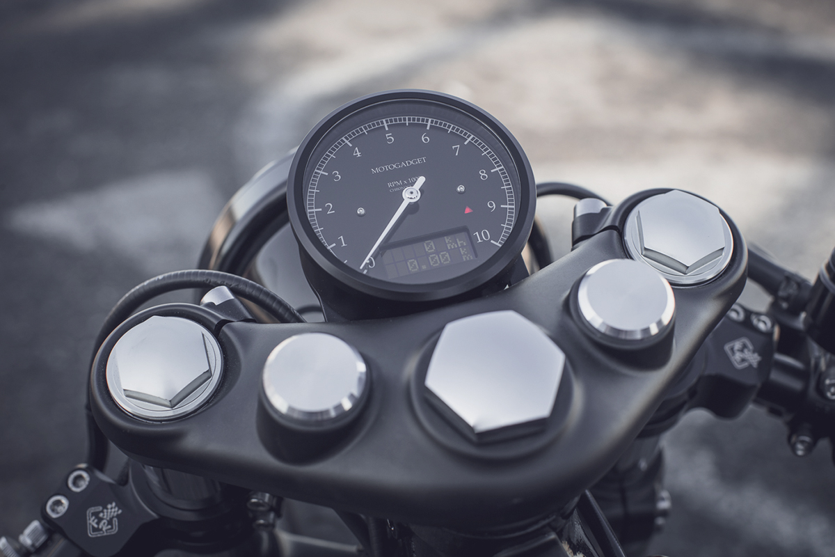triumph-bobber-hold-on-go-fast-18-of-22