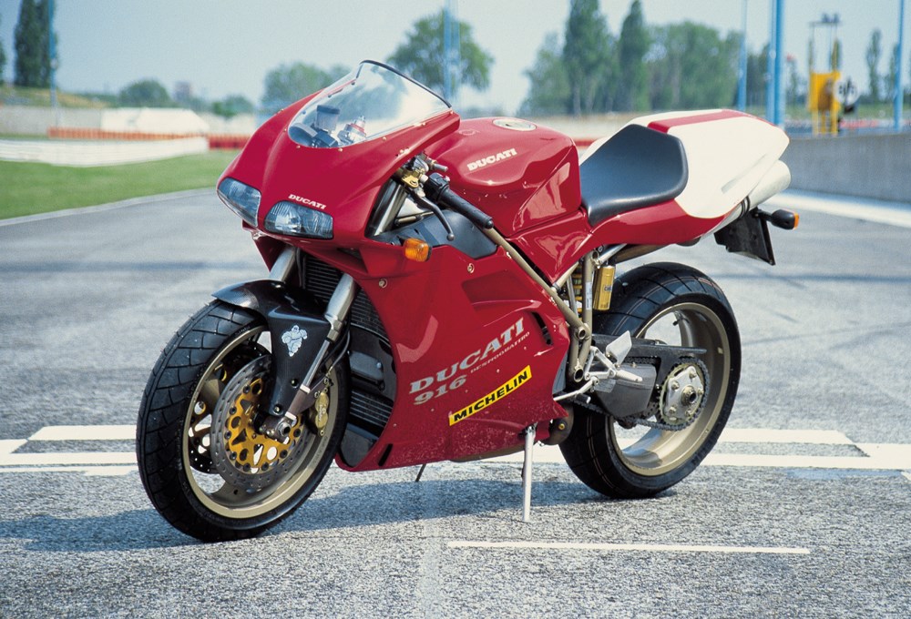 916